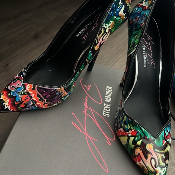 Graphic black heel pumps - Picture 3 of 7